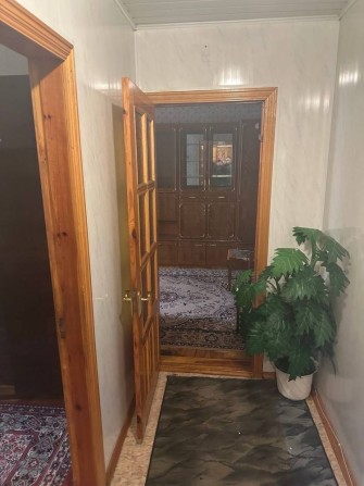 Продам квартиру трехкомнатную 3 комнаты владелец собственник правый - фото 1