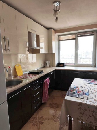 Продам 3к квартиру Тополь 3 в кирпичном доме - фото 1