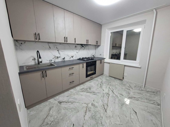 Продам 2 кім квартиру в центрі міста  з сучасним ремонтом - фото 1