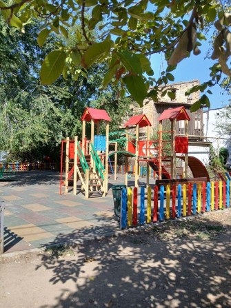 Двухкімнатна квартира біля дитячого майданчика - фото 1