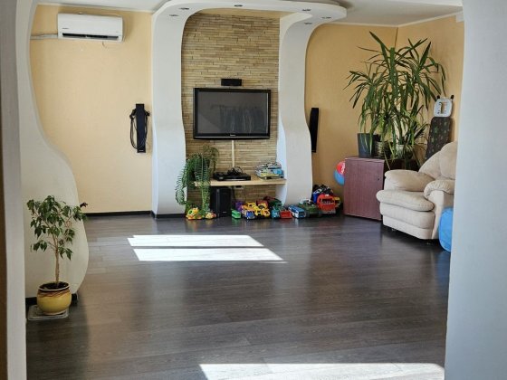 Продам 3х комнатную квартиру на 4 мкр с АО(газ)с хорошим ремонтом Кам'янське