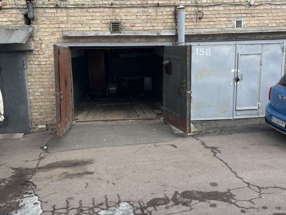 Гараж з підвалом. метро  Васильківська Київ