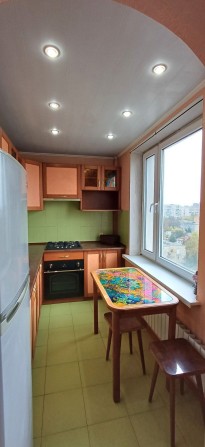 Продам 3 кімн.квартиру біля метро.Захисників Украіни - фото 1