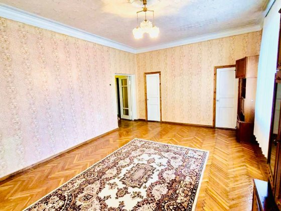 Продам елітну трикімнатну квартиру в центрі міста - 100 м². Кропивницький