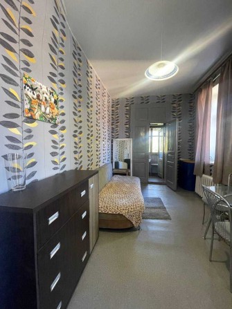 В продажу кімната с БАЛКОНОМ в комунальній квартирі в Центрі! - фото 1