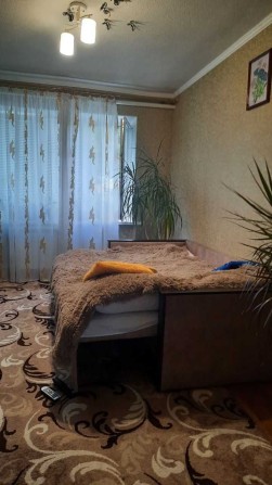 Продам 2- кімнатну квартиру гостинного типу - фото 1