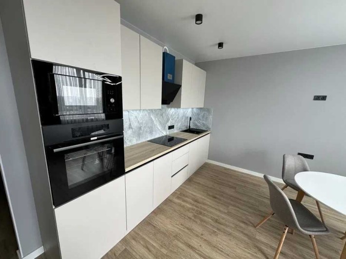 Срочная продажа евродвушки в новом ЖК Скай Сити на ул. Варненская. - фото 1