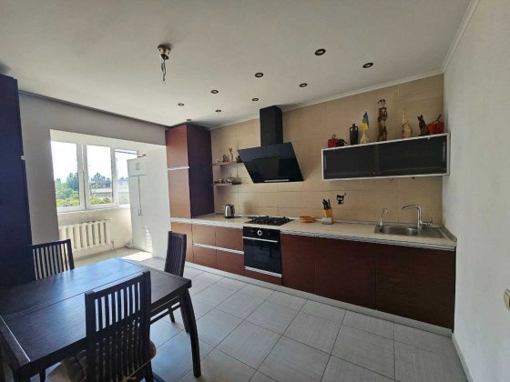 В продаже 3-комн. квартира с 2-м АОГВ, район парка Победы Одеса