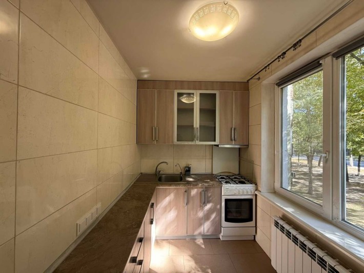 D1A Продам 2 к.кв. 2/9, газ, перепланировка, метро Студенческая - фото 1