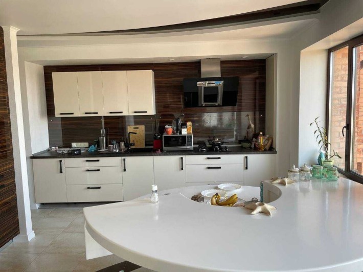 Простора дворівнева квартира в с. Петропавлівська Борщагівка! - фото 1