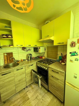 Сдам до лета 2 комнатную в самом центре на проспекте Мира - фото 1