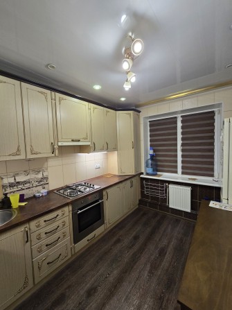 Сдам шикарную 4к квартиру на Лазурном. КП входят в стоимость. - фото 1