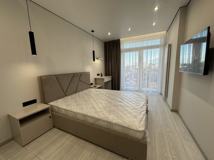 Стильна 1 кім квартира з кладовою на поверсі поблизу центр - фото 1