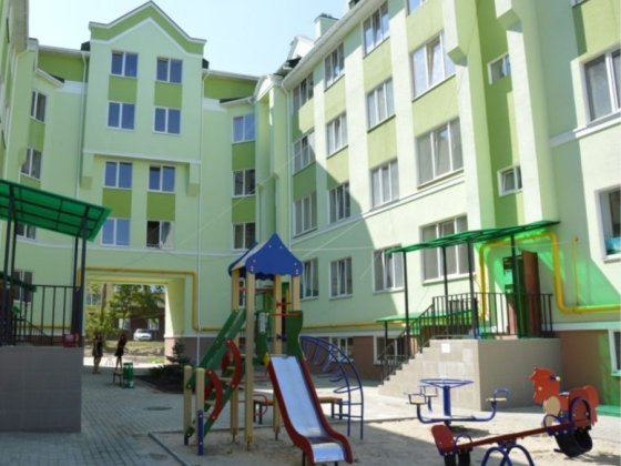 Євродвушка біля парку Мама Ирпень