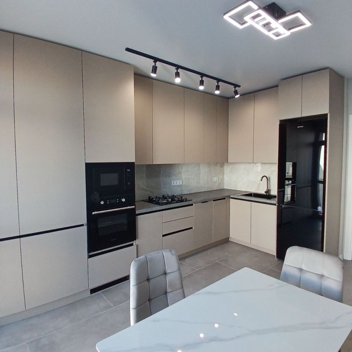 ПЕРША ЗДАЧА! Простора та стильна 2-кімнатна квартира біля парку - фото 1