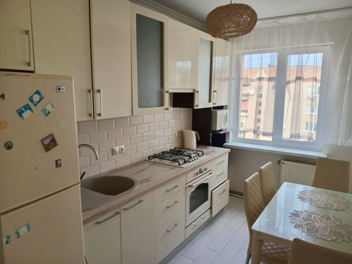 Простора 3 кімнатна квартира - фото 1