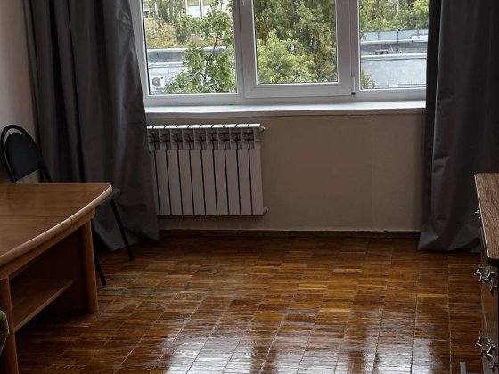 Івасюка  27А   Однокімнатна  після  косметичного  ремонту. Киев