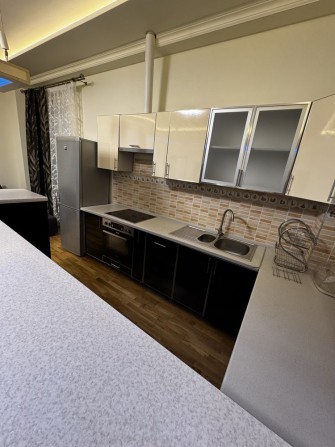 Оренда простороі квартири в центрі з паркомісцем і власним двориком - фото 1