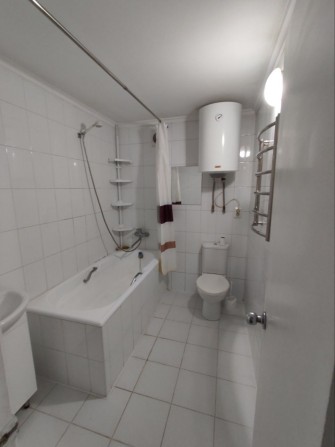 Здається простора 2 кімната квартира біля ЖД - фото 1