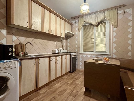 Продається 3-кімнатна квартира біля метро Харківська, вулиця Кошиця, 7 Киев