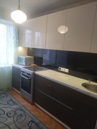 Сдам трёхкомнатную квартиру в центре города - фото 1