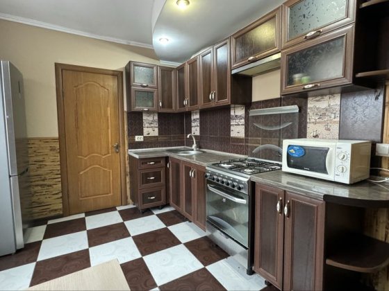 Оренда 1/2 дому, Східний