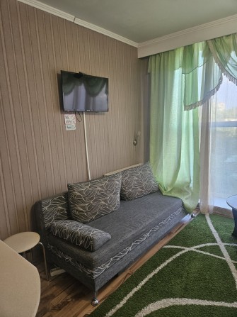 Сдаю  отличную  квартиру  в центре ком услуги плотит хозяйка,без залог - фото 1