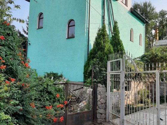 Сдам 2-3й этажи в доме в Соловьиной роще возле воды. Без мебели