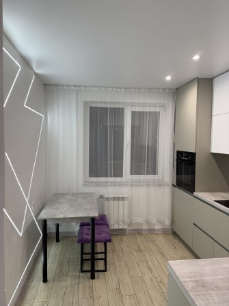 Здається в оренду двокімнатна з сучасним ремонтом - фото 1