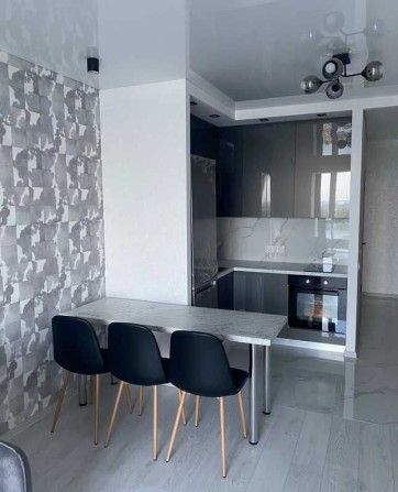 Сдам 2к квартиру на Победе, ЖК Набережный квартал - фото 1