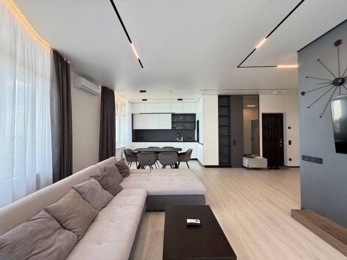 Шикарная видовая 3к студия с террасой на Каманина - фото 1