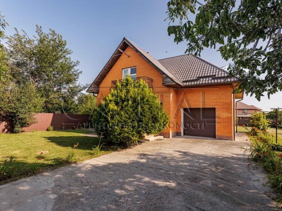 Здається просторий, світлий будинок з ділянкою 12 соток в с. Гатне Гатное