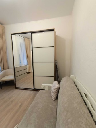 Сдам свою однокомнатную квартиру в центре города до июня 2026 года. - фото 1