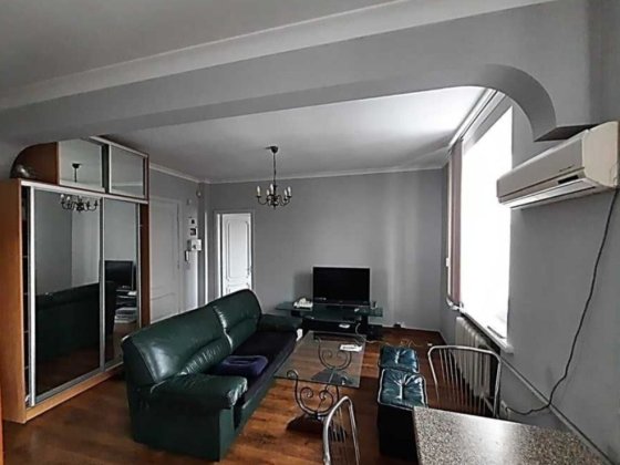 Здється  2х кімнатна студія в центрі міста