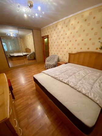 Сдам 1к квартиру спальня +кабинет на проспекте Ярослава Мудрого - фото 1