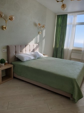 Сдам шикарную 1к в ЖК 32 Жемчужина,  Каманина, с летом, обесшумка! - фото 1