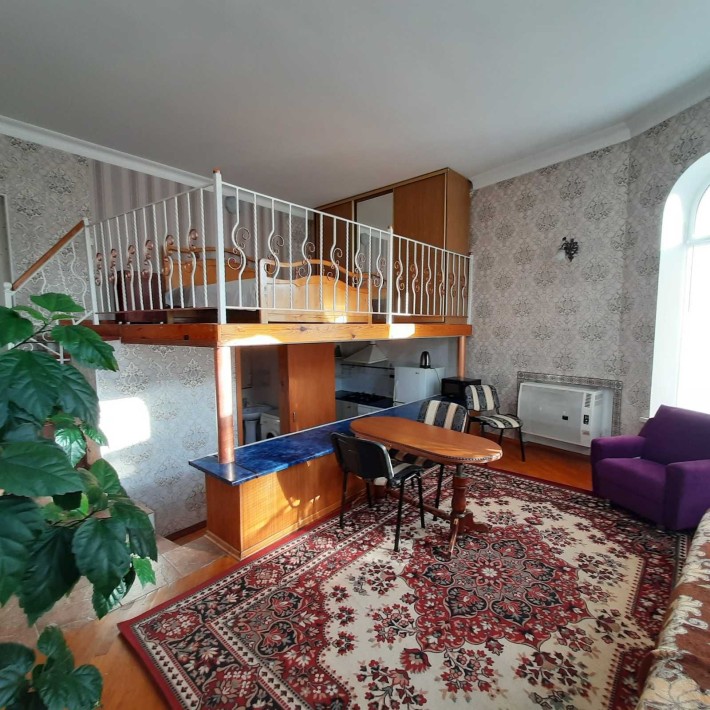 Большая 1-ком квартира, оплата за 1 мес., коммунальные 2000 грн. - фото 1