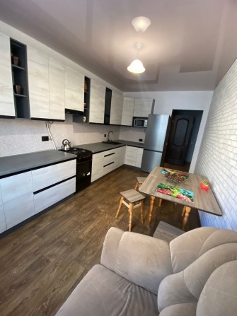 Сдам 1 кв с ремонтом ус Сахарова ЖК Чайка. - фото 1