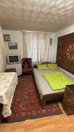 Здається кімната,  в ціну  входять комун мВасильків можна 2 чоловікам - фото 1