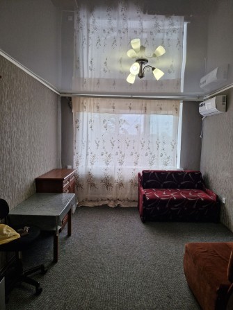 Кімната в секційному гуртожитку (хозяйка) комунальні включені - фото 1