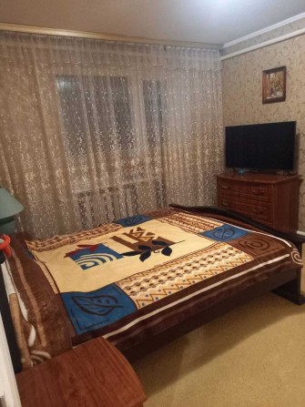 Здається кімната р-н Шкільної у 3кім квартирі для дівчини. - фото 1