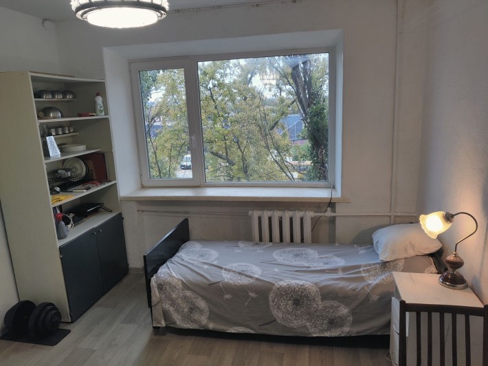 Сдам комнату 12,8 м.кв., в  Осипенковском  р-не
Хоэяин сдаст к - фото 1