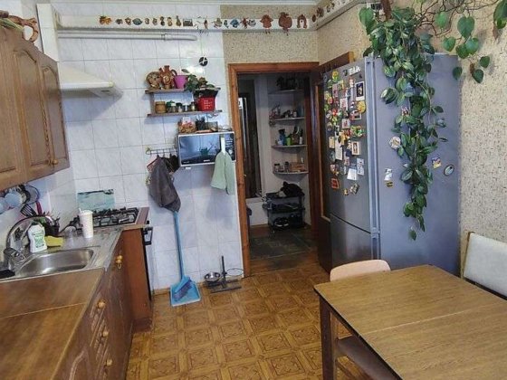 Продаж 3-кімнатної, вул. Вірменська, 3, Дарницький р-н Киев