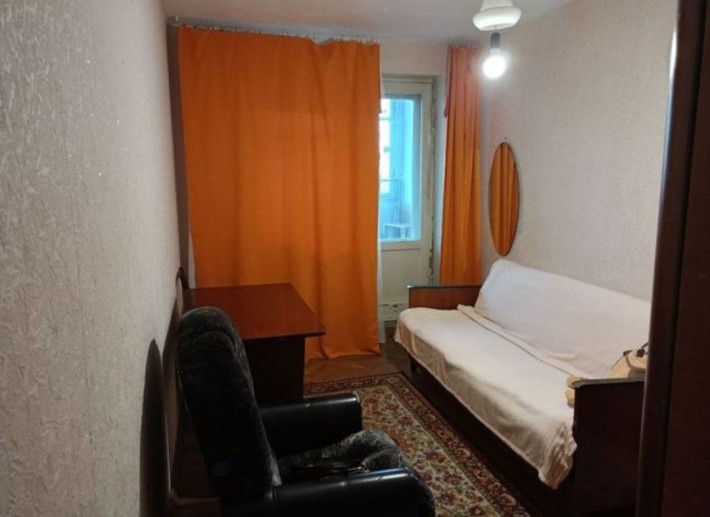 Комната с лоджией для девушки. Адмиральский пр-т. - фото 1