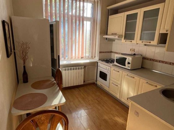 Шукаю сусідку, Київ Печерськ. Довгострокова оренда кімнати Київ