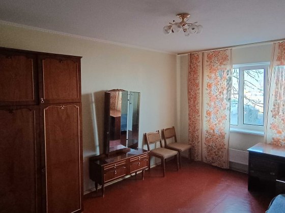 Здається світла кімната для жінки у комфортній квартирі без господаря. Київ