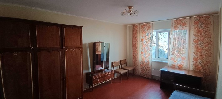 Здається світла кімната для жінки у комфортній квартирі без господаря. - фото 1