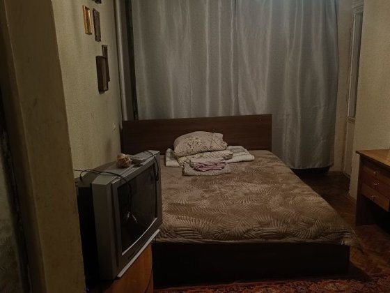 Здається кімната без посередників в 4-кімнатній кв. на вул. Богдана Хм Київ