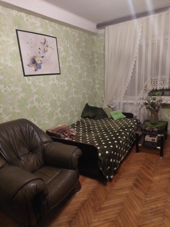 Сдам комнату в 2- х комнатной квартире с хозяйкой с предоплатой 10 мес - фото 1