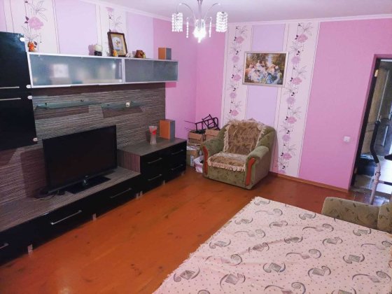 Здається  простора кімната в приватному будинку Білогородка